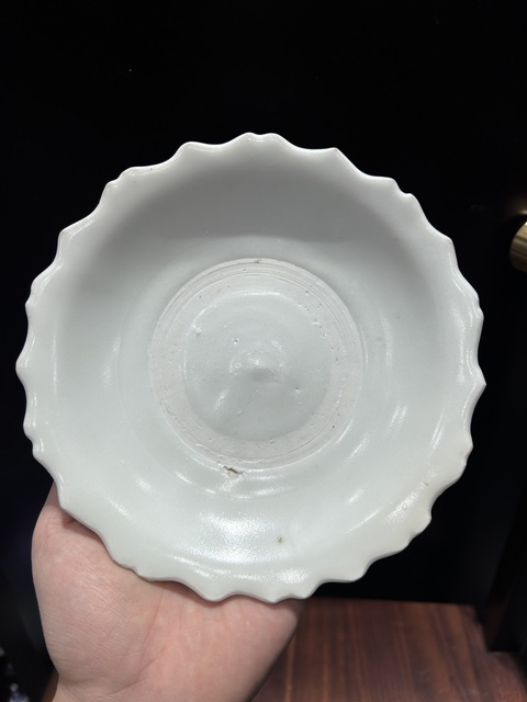 古玩陶瓷澀圈圈足疊燒工藝白釉花口盤真品鑒賞圖