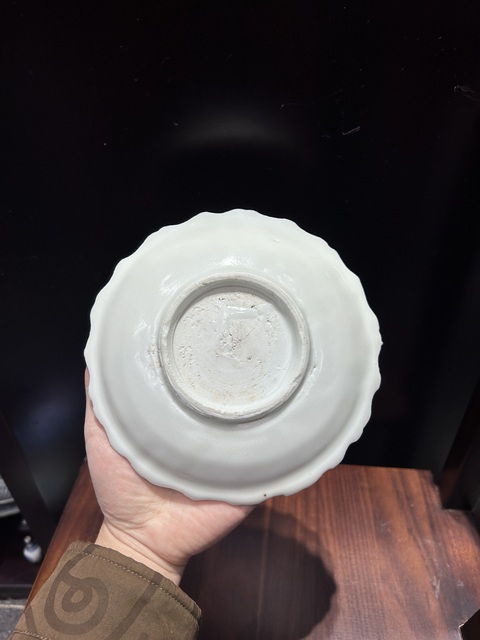 古玩陶瓷澀圈圈足疊燒工藝白釉花口盤真品鑒賞圖