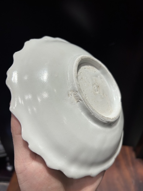 古玩陶瓷澀圈圈足疊燒工藝白釉花口盤真品鑒賞圖