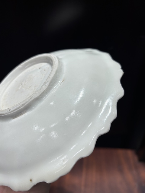 古玩陶瓷澀圈圈足疊燒工藝白釉花口盤真品鑒賞圖