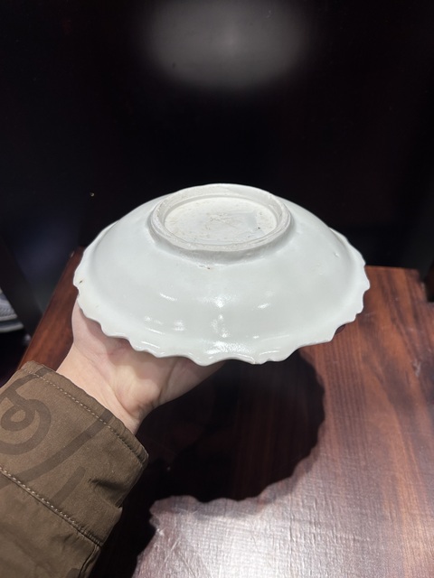 古玩陶瓷澀圈圈足疊燒工藝白釉花口盤真品鑒賞圖