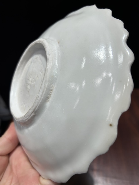 古玩陶瓷澀圈圈足疊燒工藝白釉花口盤真品鑒賞圖