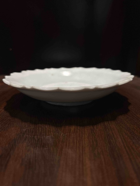 古玩陶瓷澀圈圈足疊燒工藝白釉花口盤真品鑒賞圖