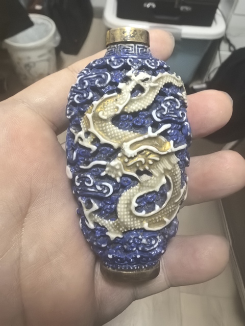 古玩陶瓷藍釉描金堆塑龍鳳紋鼻煙壺真品鑒賞圖