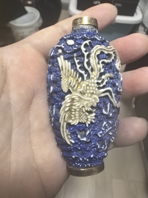 古玩陶瓷藍釉描金堆塑龍鳳紋鼻煙壺真品鑒賞圖