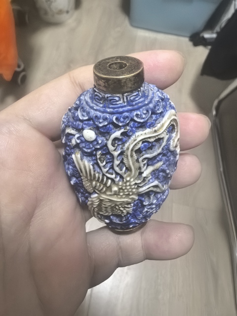 古玩陶瓷藍釉描金堆塑龍鳳紋鼻煙壺真品鑒賞圖