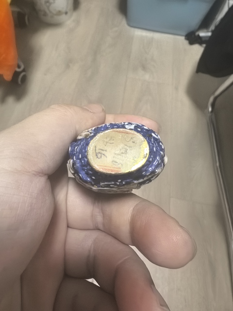 古玩陶瓷藍釉描金堆塑龍鳳紋鼻煙壺真品鑒賞圖