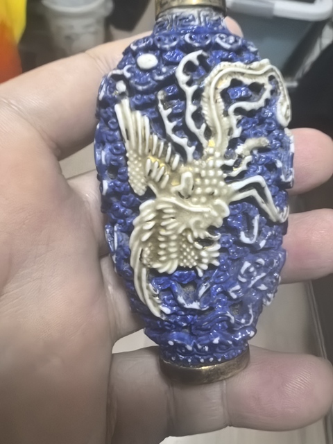 古玩陶瓷藍釉描金堆塑龍鳳紋鼻煙壺真品鑒賞圖