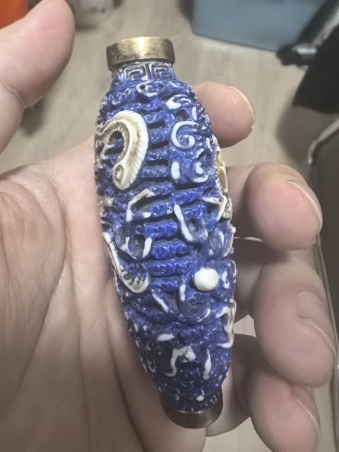 古玩陶瓷藍釉描金堆塑龍鳳紋鼻煙壺真品鑒賞圖