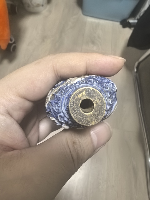 古玩陶瓷藍釉描金堆塑龍鳳紋鼻煙壺真品鑒賞圖