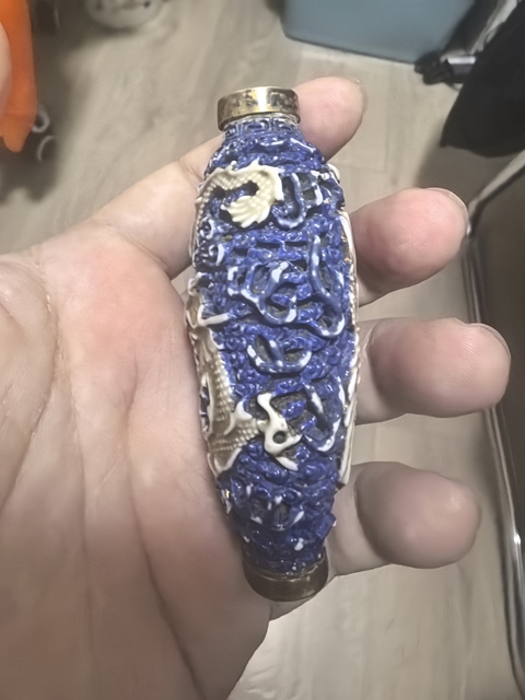 古玩陶瓷藍釉描金堆塑龍鳳紋鼻煙壺真品鑒賞圖