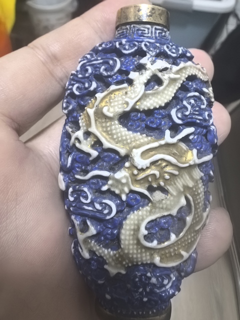 古玩陶瓷藍釉描金堆塑龍鳳紋鼻煙壺真品鑒賞圖