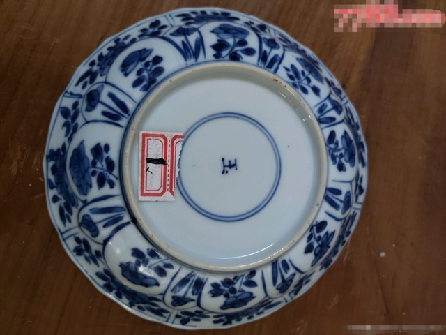 古玩陶瓷花卉紋青花盤真品鑒賞圖