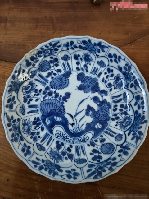 古玩陶瓷花卉紋青花盤真品鑒賞圖