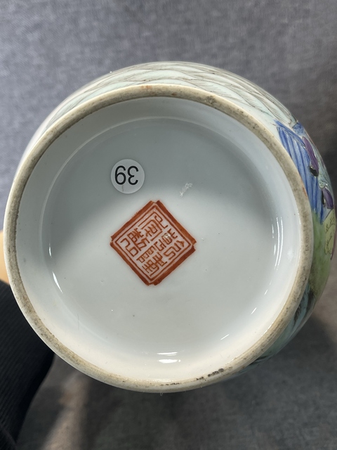 古玩陶瓷粉彩人物故事圖燈籠瓶拍賣，當(dāng)前價(jià)格29800元