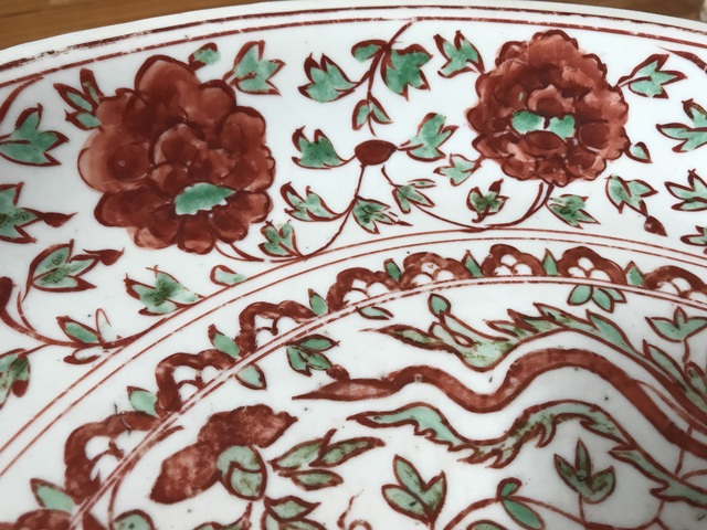 古玩陶瓷紅綠彩鳳傳花卉紋臥盤真品鑒賞圖