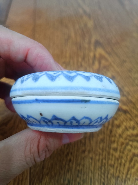 古玩陶瓷花卉紋青花蓋盒真品鑒賞圖