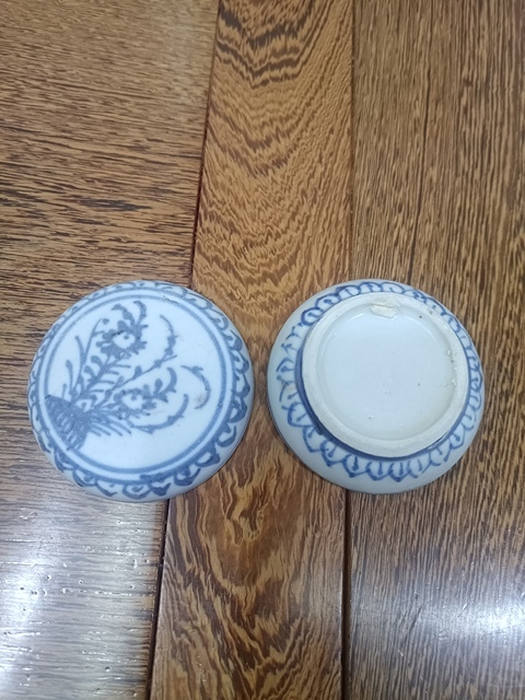 古玩陶瓷花卉紋青花蓋盒真品鑒賞圖