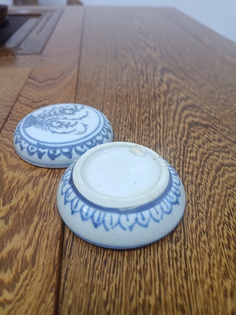 古玩陶瓷花卉紋青花蓋盒真品鑒賞圖