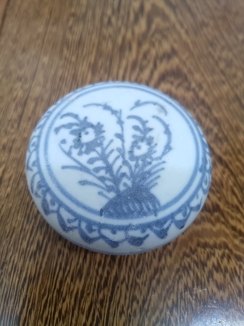 古玩陶瓷花卉紋青花蓋盒真品鑒賞圖