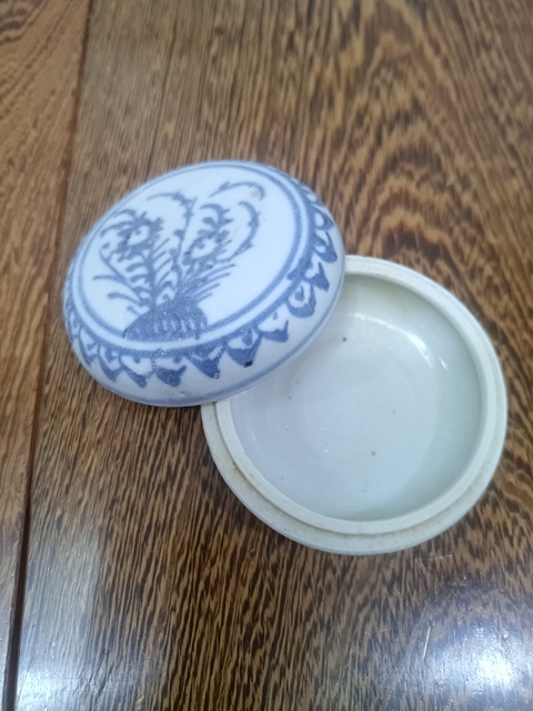 古玩陶瓷花卉紋青花蓋盒真品鑒賞圖