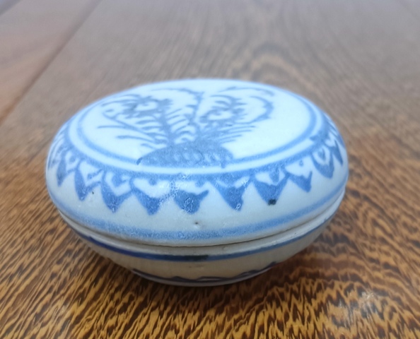 古玩陶瓷花卉紋青花蓋盒真品鑒賞圖