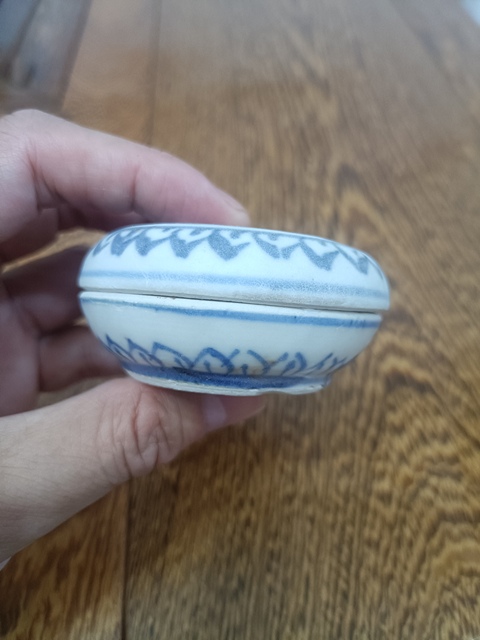 古玩陶瓷花卉紋青花蓋盒真品鑒賞圖