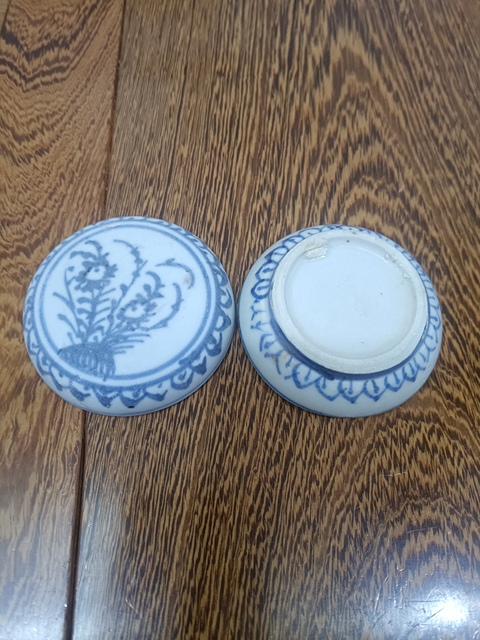 古玩陶瓷花卉紋青花蓋盒真品鑒賞圖