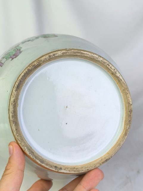 古玩陶瓷仕女嬰戲紋粉彩撇口瓶真品鑒賞圖