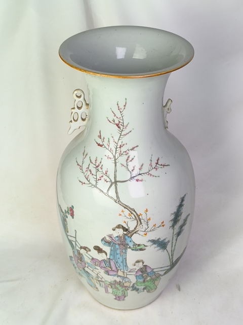 古玩陶瓷仕女嬰戲紋粉彩撇口瓶真品鑒賞圖