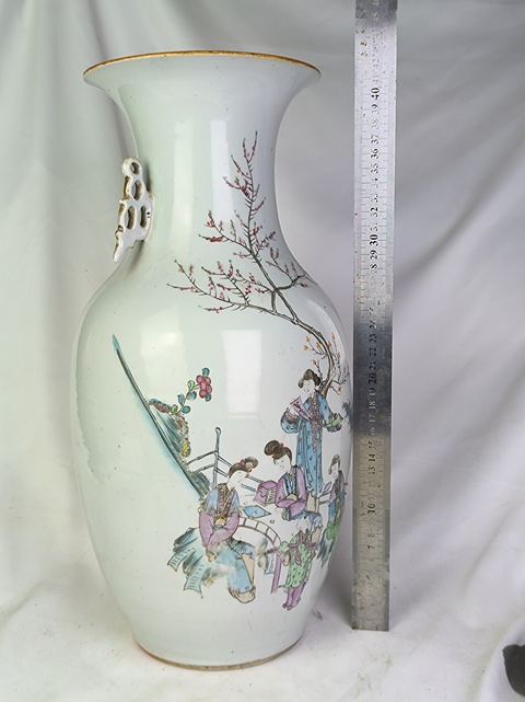 古玩陶瓷仕女嬰戲紋粉彩撇口瓶真品鑒賞圖