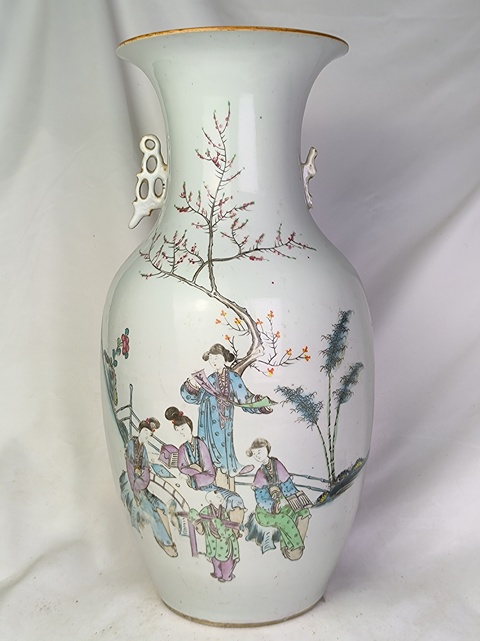 古玩陶瓷仕女嬰戲紋粉彩撇口瓶真品鑒賞圖