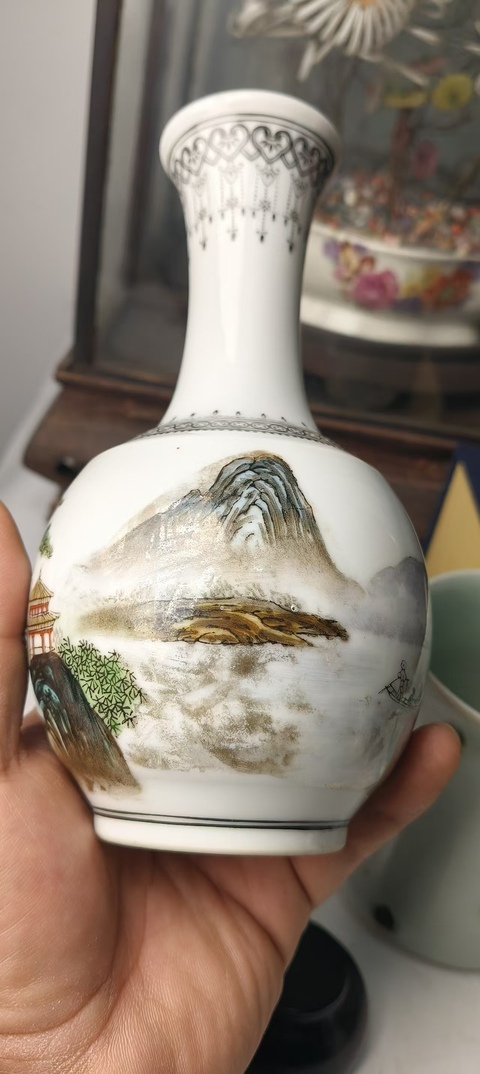 古玩陶瓷粉彩山水人物撇口瓶真品鑒賞圖