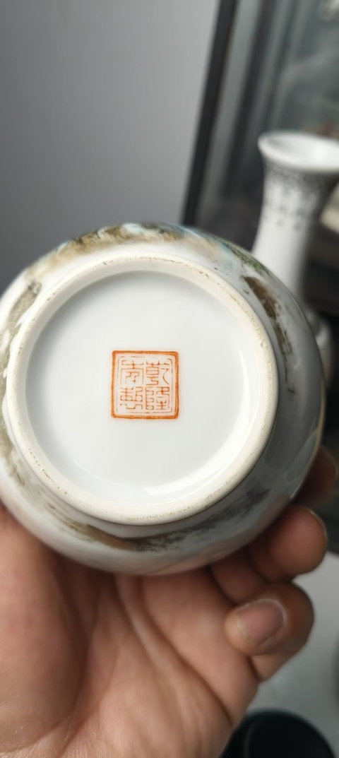 古玩陶瓷粉彩山水人物撇口瓶真品鑒賞圖