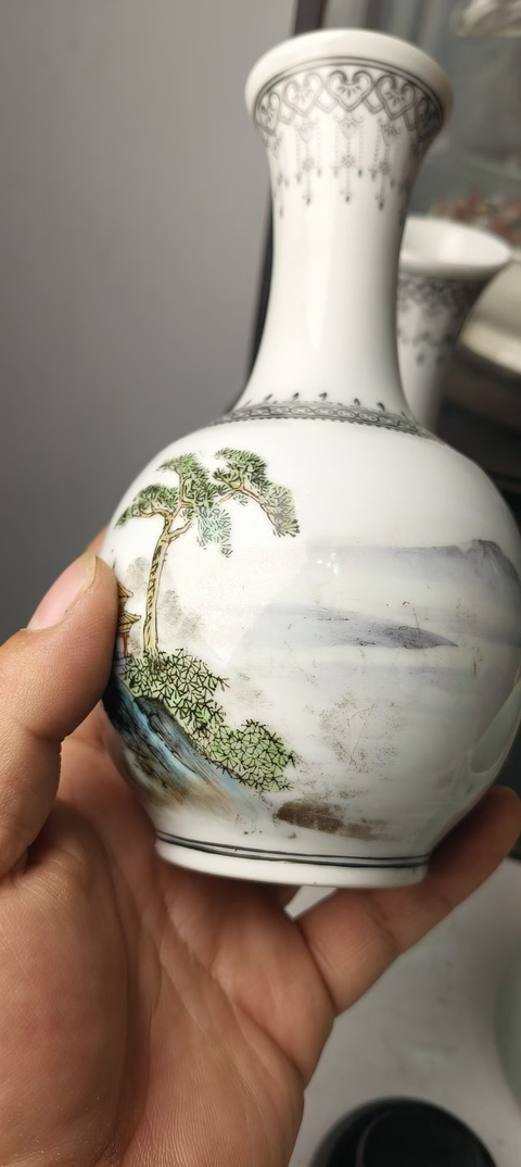古玩陶瓷粉彩山水人物撇口瓶真品鑒賞圖