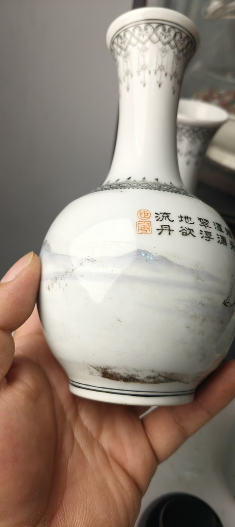 古玩陶瓷粉彩山水人物撇口瓶真品鑒賞圖