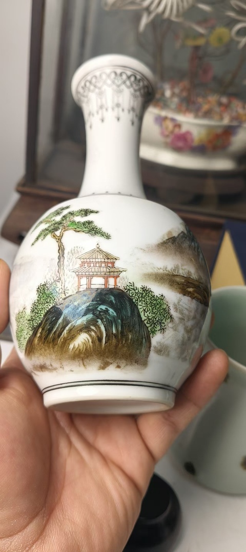 古玩陶瓷粉彩山水人物撇口瓶真品鑒賞圖