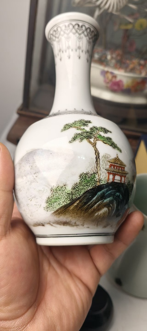 古玩陶瓷粉彩山水人物撇口瓶真品鑒賞圖