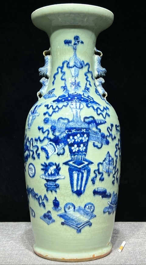 古玩陶瓷豆青釉青花瓶真品鑒賞圖