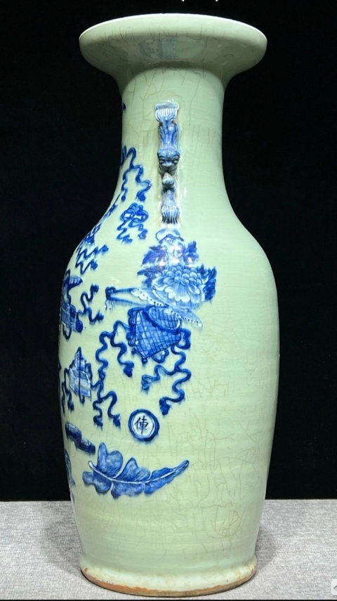 古玩陶瓷豆青釉青花瓶真品鑒賞圖