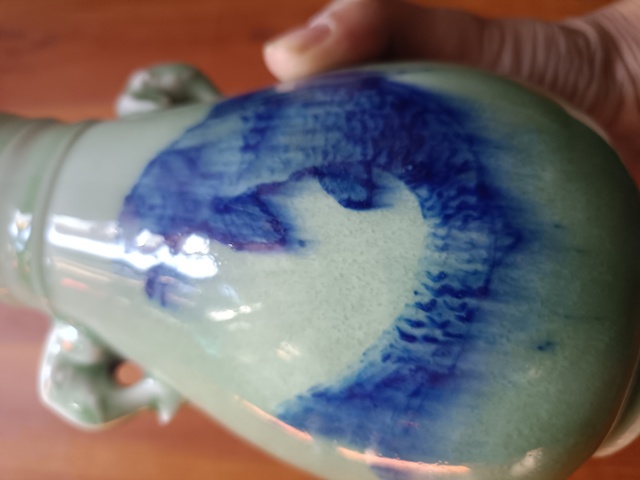 古玩陶瓷豆青釉青花雙象鼻耳魚紋瓶真品鑒賞圖