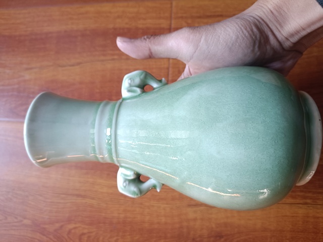 古玩陶瓷豆青釉青花雙象鼻耳魚紋瓶真品鑒賞圖