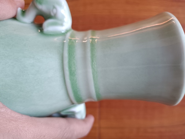 古玩陶瓷豆青釉青花雙象鼻耳魚紋瓶真品鑒賞圖