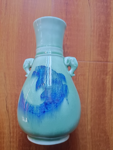 古玩陶瓷豆青釉青花雙象鼻耳魚紋瓶真品鑒賞圖