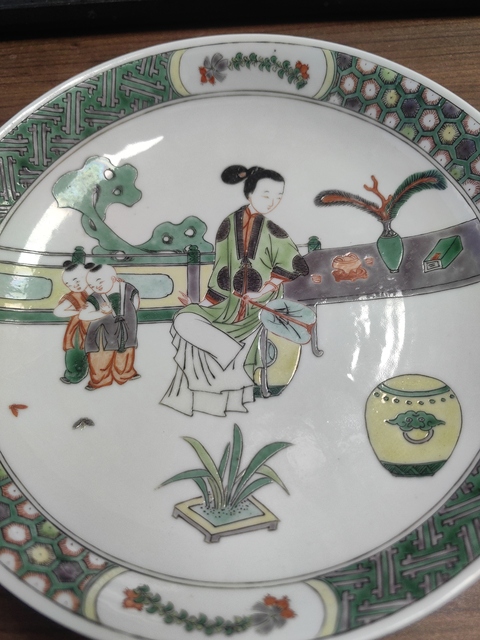 古玩陶瓷五彩侍女人物盤真品鑒賞圖