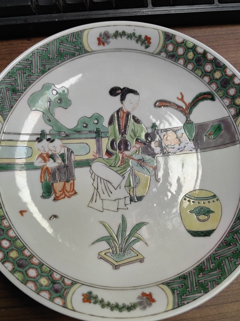 古玩陶瓷五彩侍女人物盤真品鑒賞圖