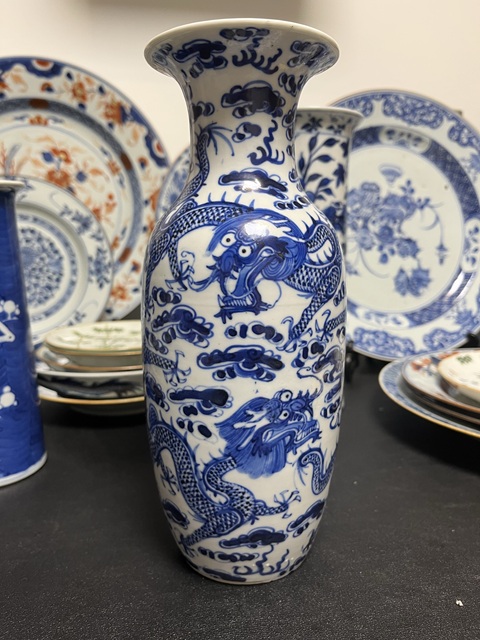 古玩陶瓷青花趕珠龍紋撇口瓶拍賣，當前價格4800元