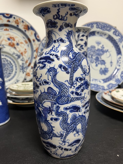 古玩陶瓷青花趕珠龍紋撇口瓶拍賣，當前價格4800元