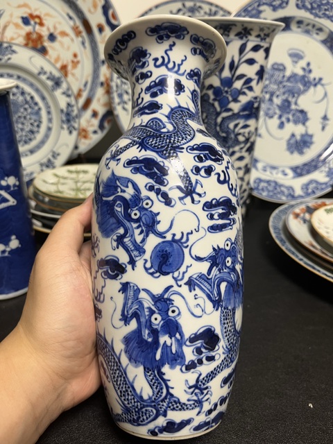 古玩陶瓷青花趕珠龍紋撇口瓶拍賣，當前價格4800元