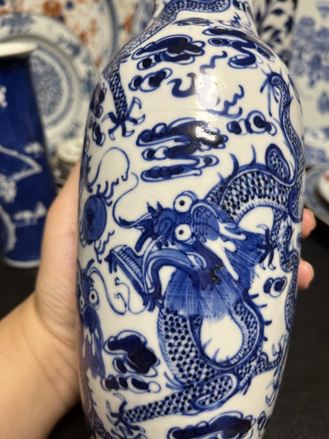 古玩陶瓷青花趕珠龍紋撇口瓶拍賣，當前價格4800元